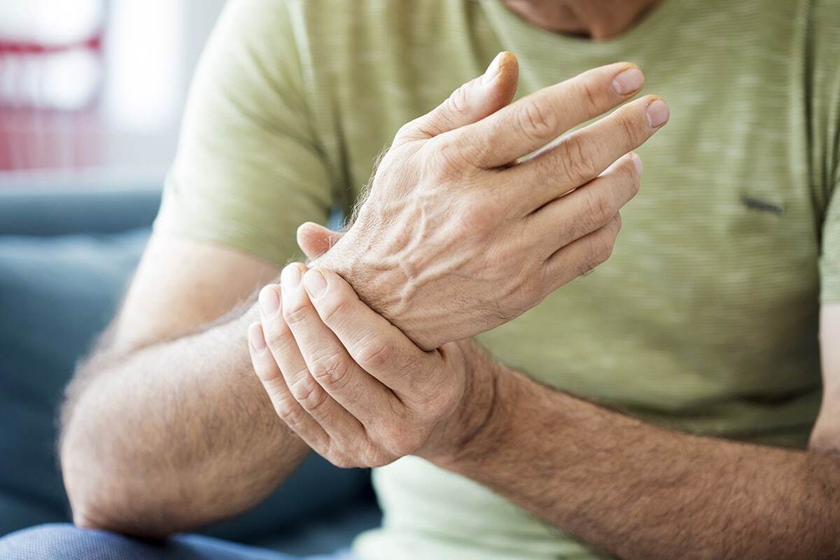 the best ways to treat wrist strains