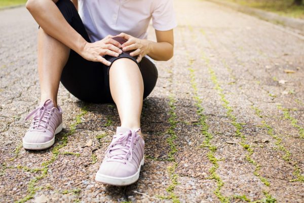 sport woman has knee pain from distal quad tendinopathy