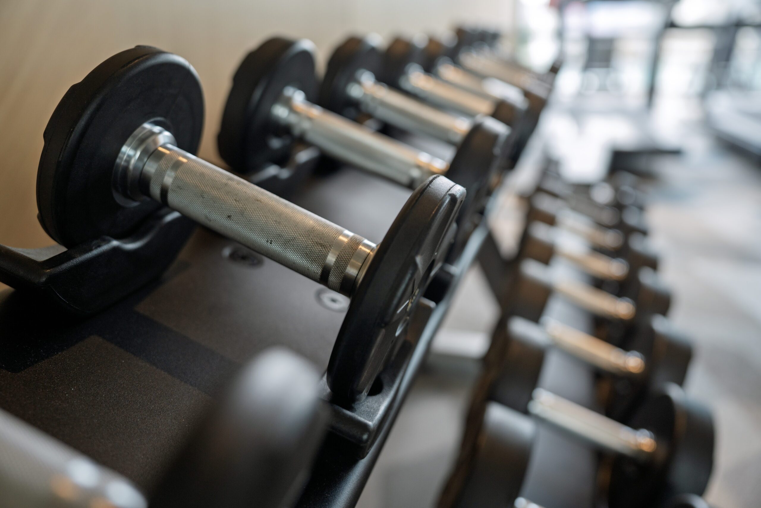 Barbells vs Dumbbells vs Machines - which is better?