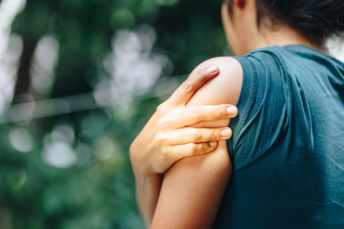 does frozen shoulder go away on its own