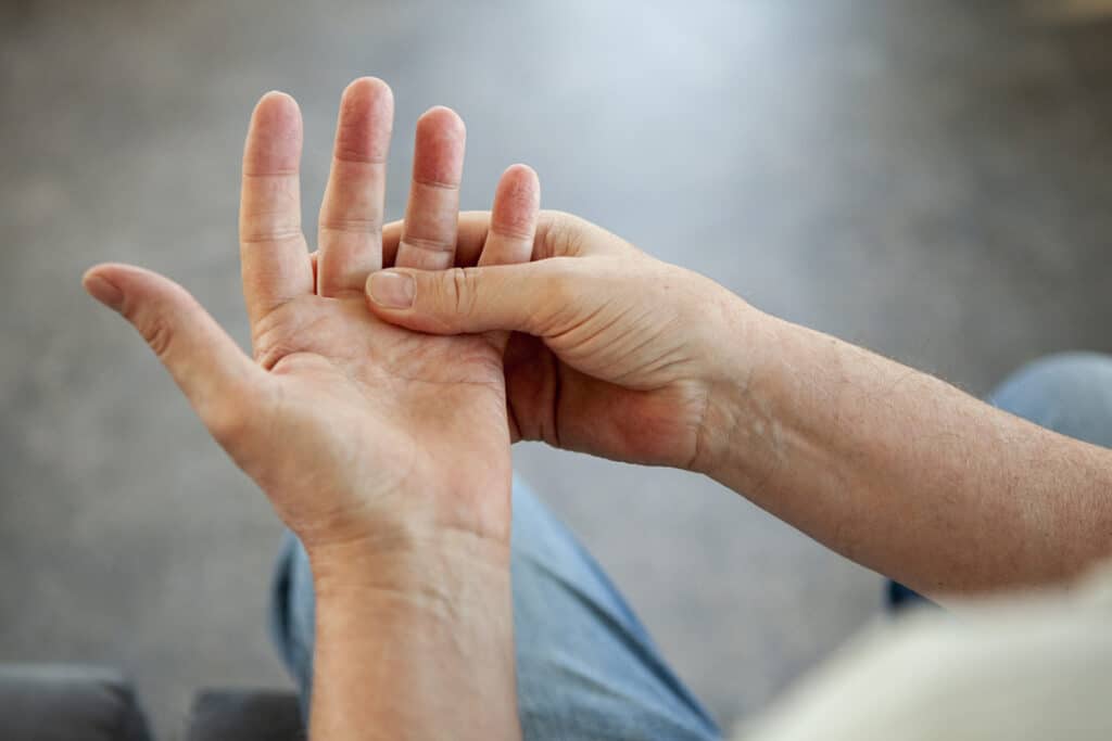 hand and finger pain symptoms