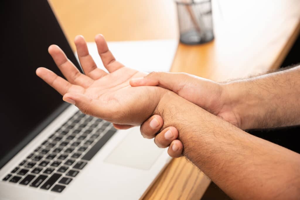 does carpal tunnel syndrome hurt more at night?
