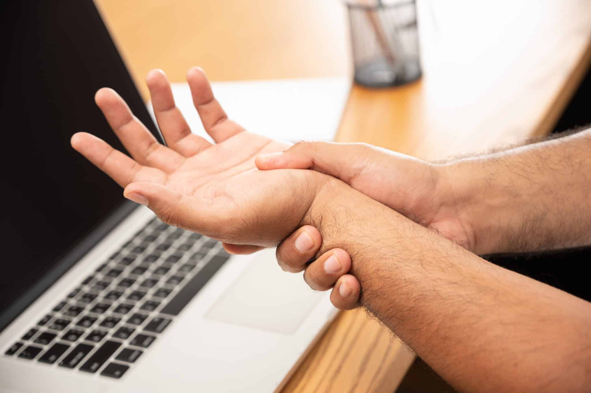 does carpal tunnel syndrome hurt more at night?
