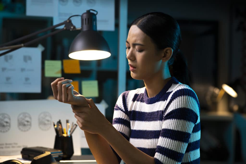 Do Wrist Strains Hurt More at Night?
