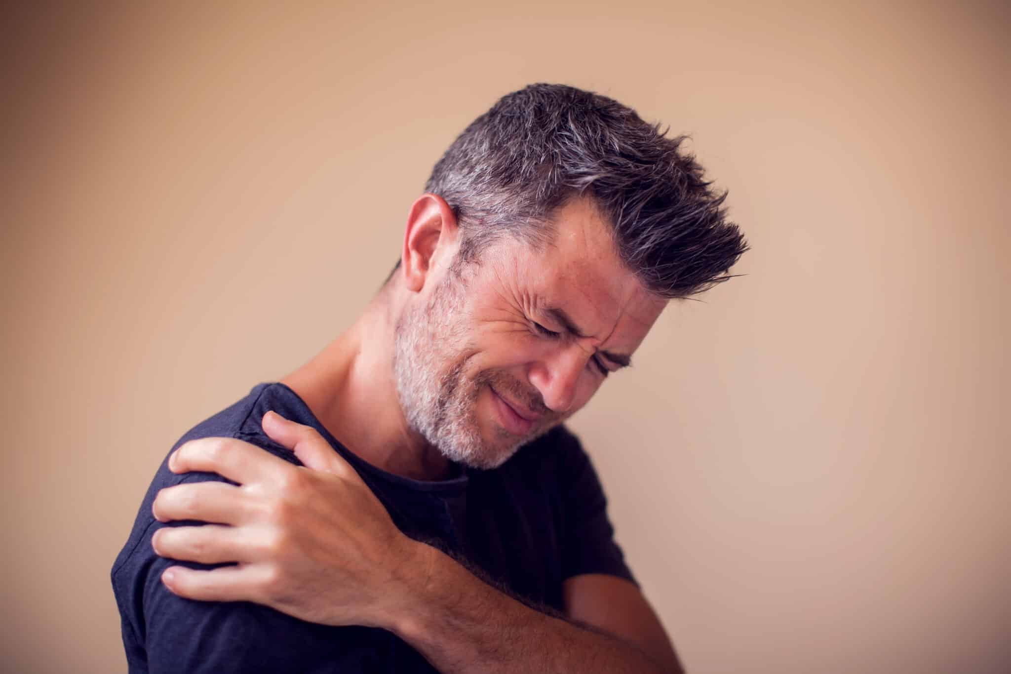 does frozen shoulder hurt all the time