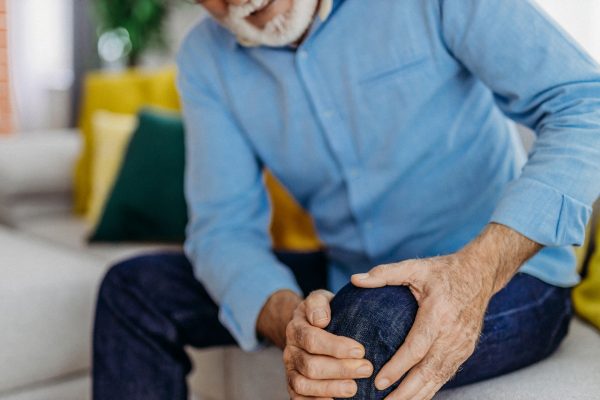 Can Dehydration Make Knee Pain Worse?